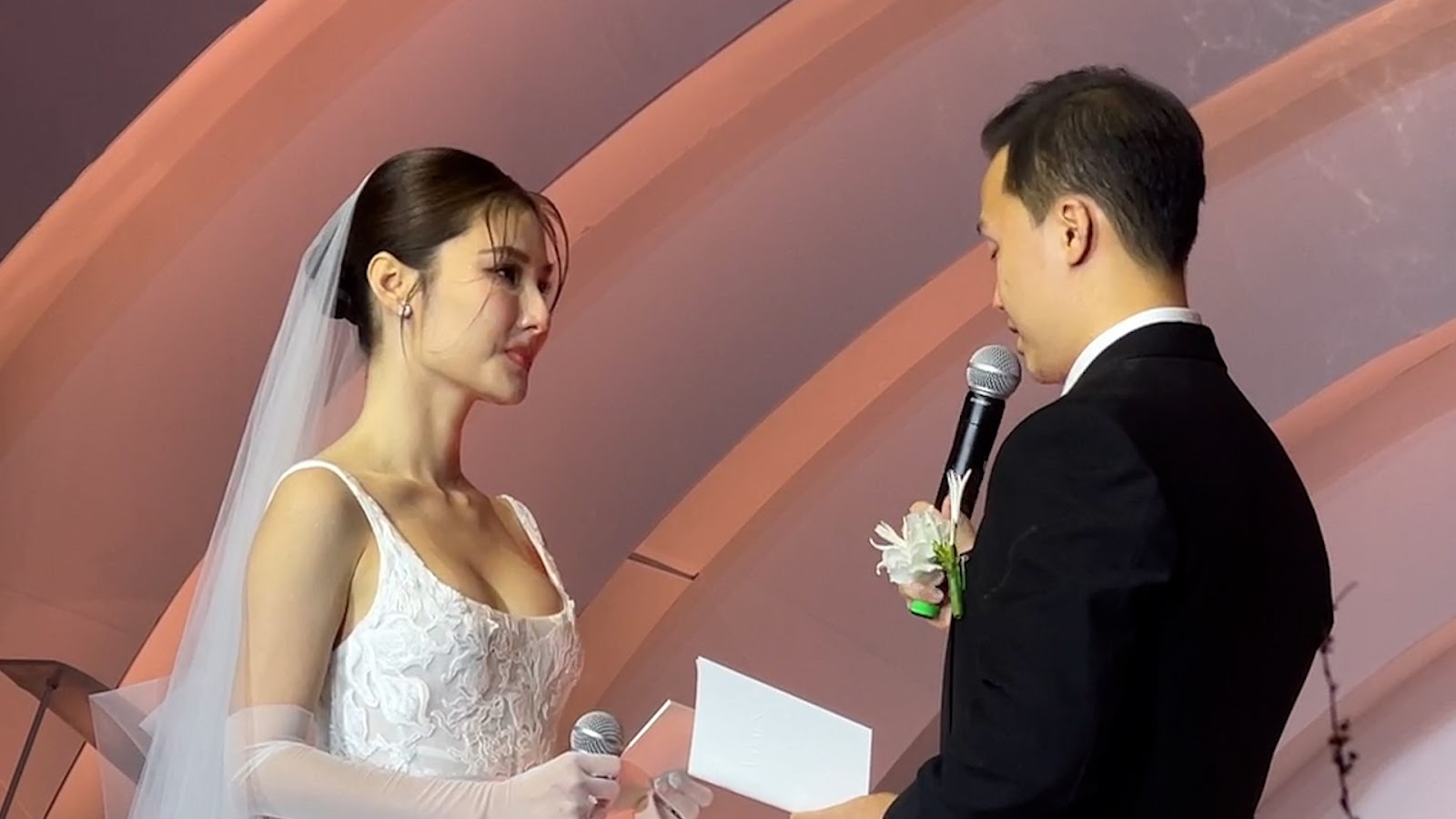 Đám cưới Diễm My 9X: Cô dâu khóc nấc trên sân khấu, bụng bị soi vì bị đồn có tin vui với chồng - Hình 4