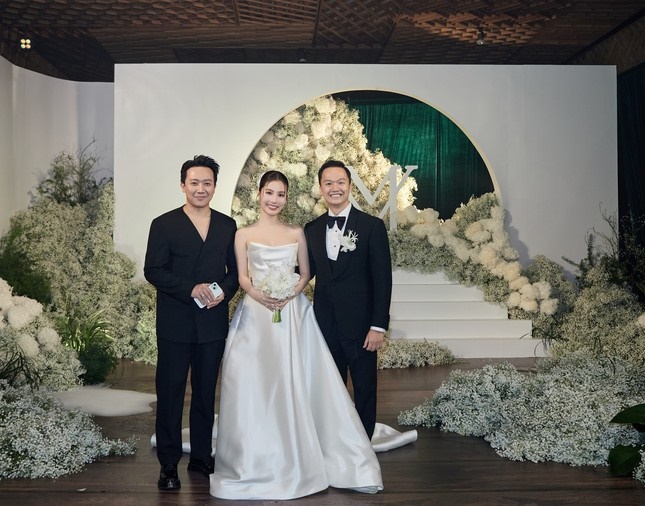 Đám cưới Diễm My 9x: Loạt cặp đôi quyền lực Vbiz có mặt, 1 nhân vật xuất hiện được chú rể cưng nựng - Hình 7