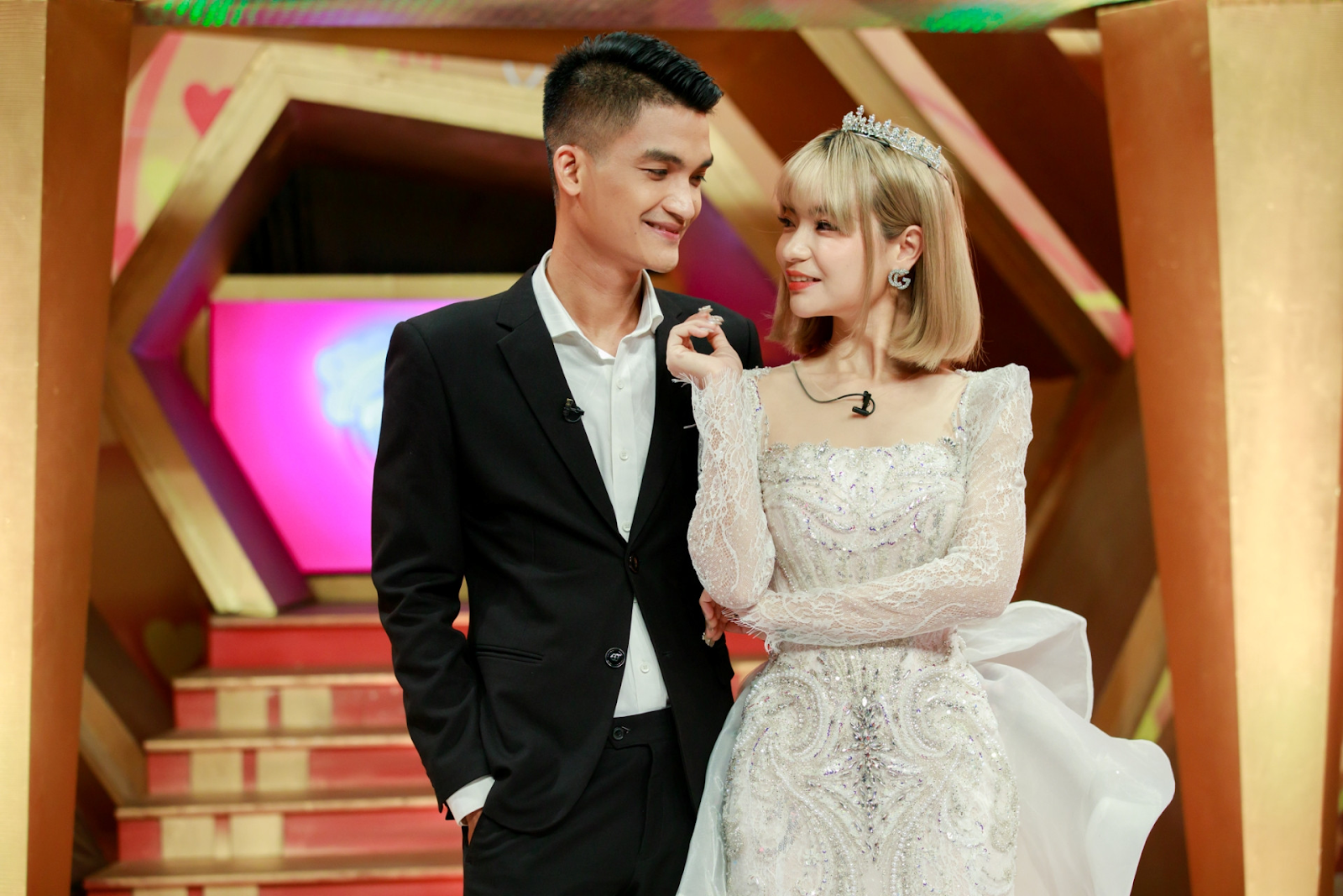 Nam Thư bị nghi chèn ép vợ Mạc Văn Khoa, thái độ khó chịu, đẩy khỏi thảm đỏ vì không phải nghệ sĩ? - Hình 4