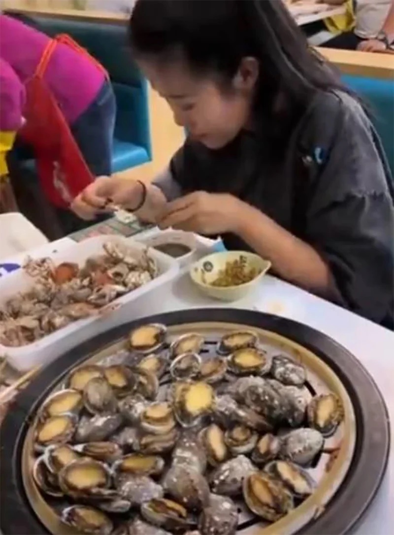 Cô gái bị chủ quán buffet phốt vì ăn sạch hết 100 con bào ngư, phản ứng CĐM mới bất ngờ - Hình 3