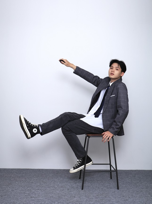 Harry Nguyễn: Út cưng chiếm sóng đám cưới Đặng Thu Hà, nam thần 10X mới nổi làng TikTok - Hình 1