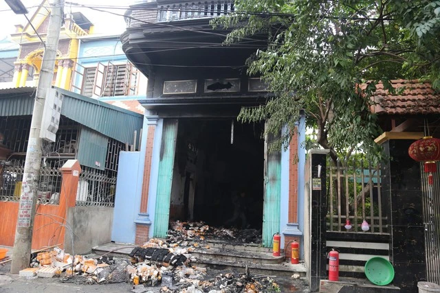 Bình Dương: Công ty dệt bốc cháy, lửa đỏ rực trong đêm, hàng trăm người lao động lo lắng - Hình 4