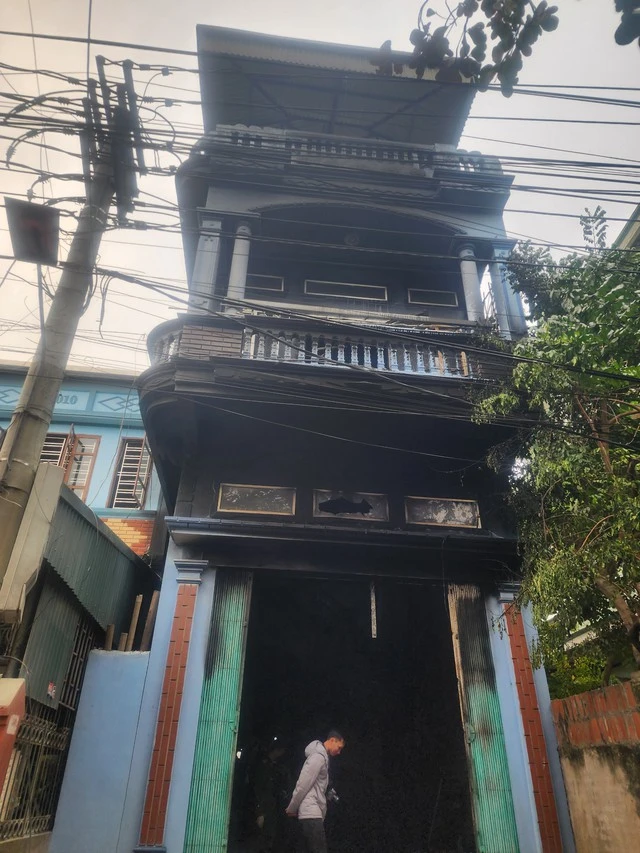 Bình Dương: Công ty dệt bốc cháy, lửa đỏ rực trong đêm, hàng trăm người lao động lo lắng - Hình 3
