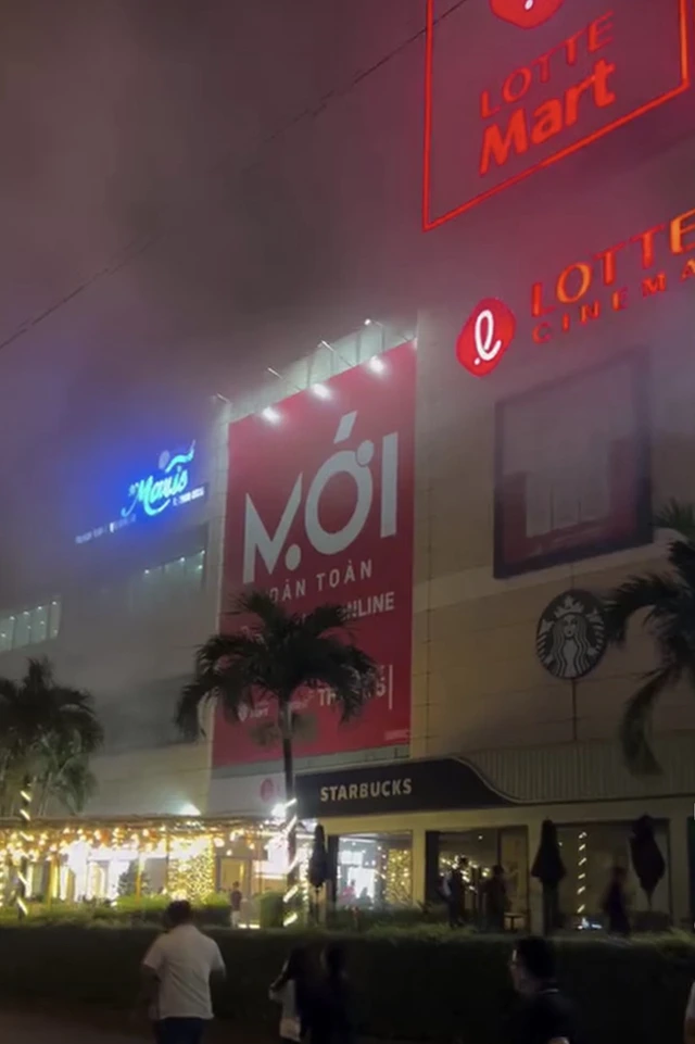 Bình Dương: Công ty dệt bốc cháy, lửa đỏ rực trong đêm, hàng trăm người lao động lo lắng - Hình 7