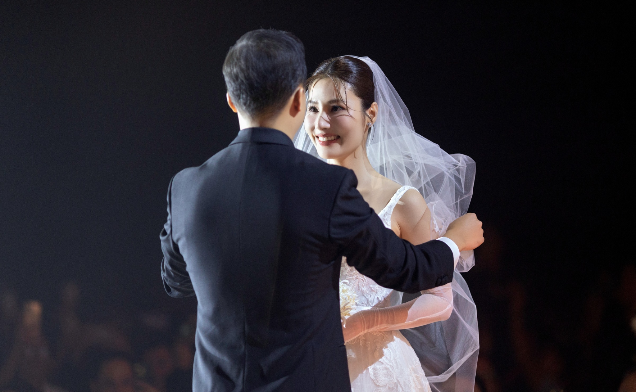 Diễm My 9X cùng chồng lộ diện hậu đám cưới, Khả Ngân hội tụ liền bị soi hint hẹn hò - Hình 4
