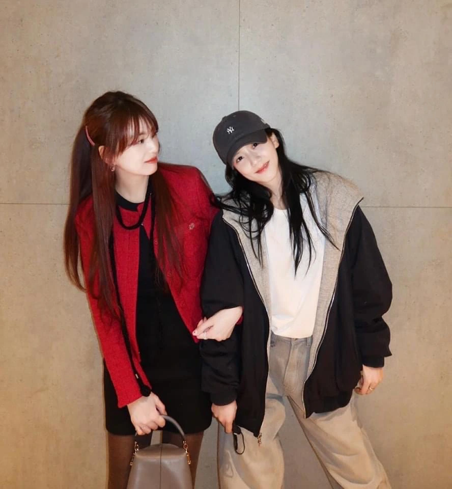 Jisoo bị chị ruột át vía, khoe visual siêu nét, làm 1 hành động khiến fan hú hét dậy sóng - Hình 3