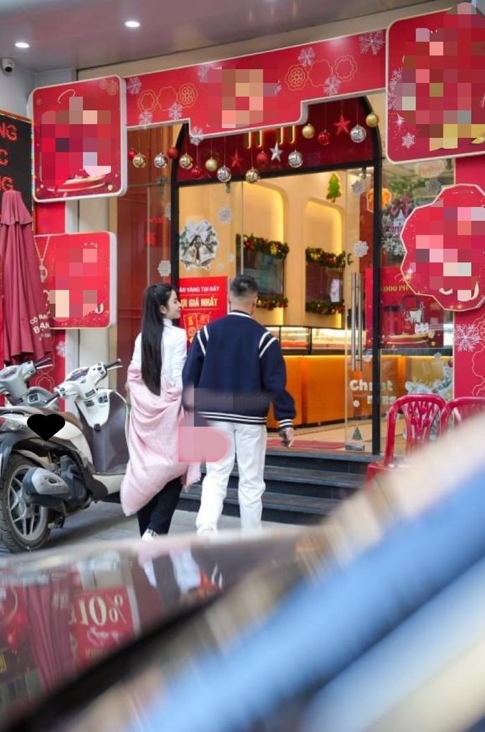 Quang Hải lái xế hộp chở Thanh Huyền đi chọn nhẫn, diện mạo nàng Wags gây chú ý - Hình 3
