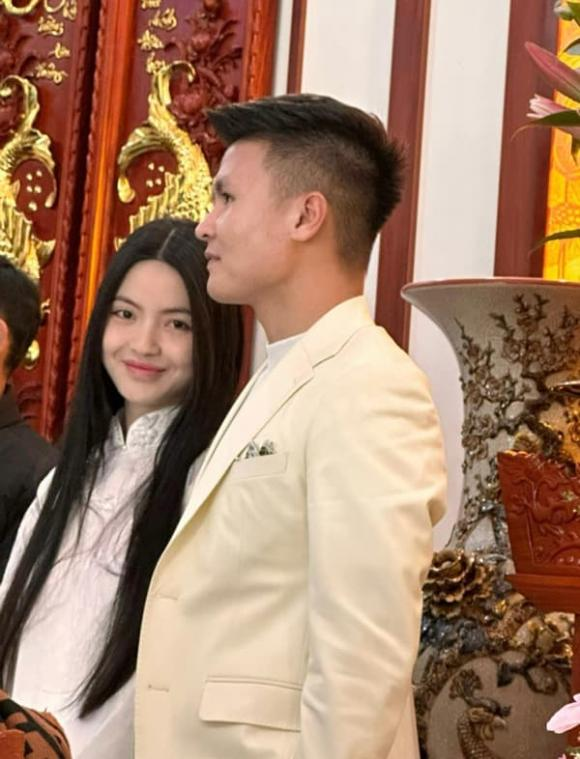 Quang Hải lái xế hộp chở Thanh Huyền đi chọn nhẫn, diện mạo nàng Wags gây chú ý - Hình 8