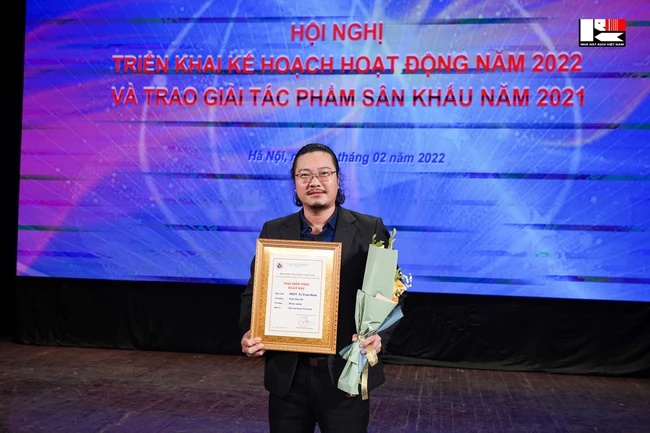 Tạ Tuấn Minh: Nam diễn viên trẻ nhất được phong tặng NSND, suýt bỏ nghề vì gặp tai nạn - Hình 4