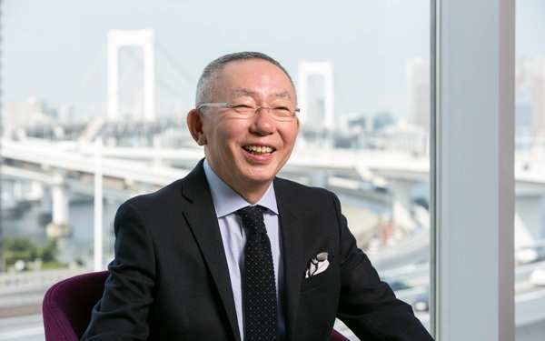 Tadashi Yanai: Từng phụ việc tiệm may, giờ làm chủ Uniqlo vẫn chỉ mặc 2 bộ đồ - Hình 1