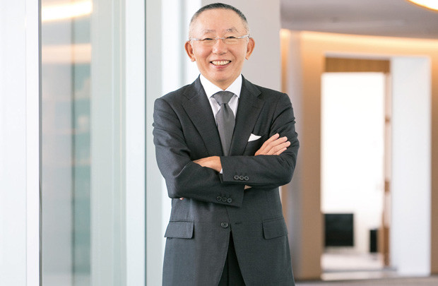 Tadashi Yanai: Từng phụ việc tiệm may, giờ làm chủ Uniqlo vẫn chỉ mặc 2 bộ đồ - Hình 2