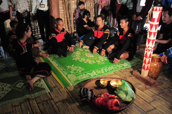 Bí ẩn cầu thang hình núi đôi của bộ tộc xinh như mộng bắt đàn ông về làm chồng - Hình 5