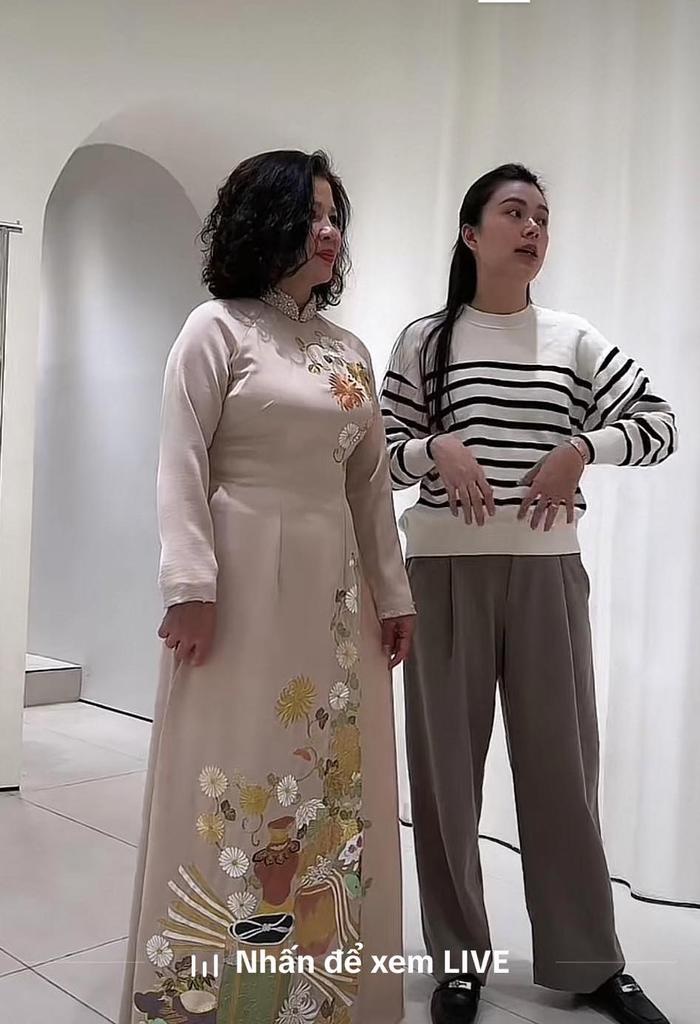 Mẹ ruột Quang Hải đi thử áo dài cho lễ ăn hỏi con trai, CĐM tranh cãi vì 1 việc - Hình 2