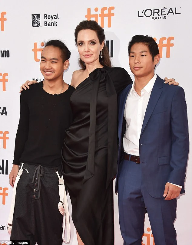 Pax Thiên xuất hiện cùng Angelina Jolie hậu ồn ào chỉ trích cha nuôi thậm tệ - Hình 7