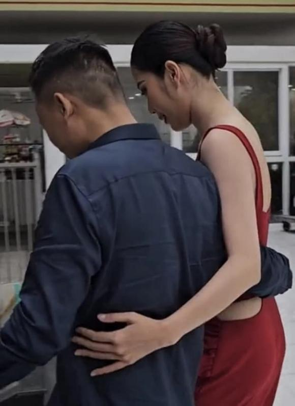 Nam Em lộ diện cùng chồng sắp cưới, thoải mái thể hiện tình cảm, 1 chi tiết nói lên tất cả - Hình 1