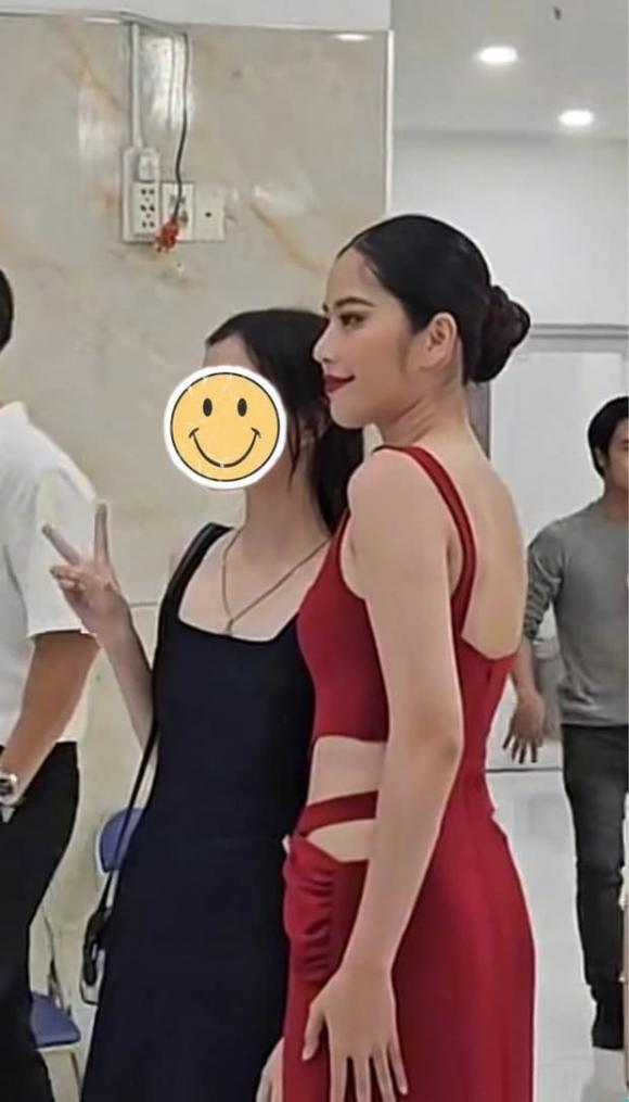 Nam Em lộ diện cùng chồng sắp cưới, thoải mái thể hiện tình cảm, 1 chi tiết nói lên tất cả - Hình 3