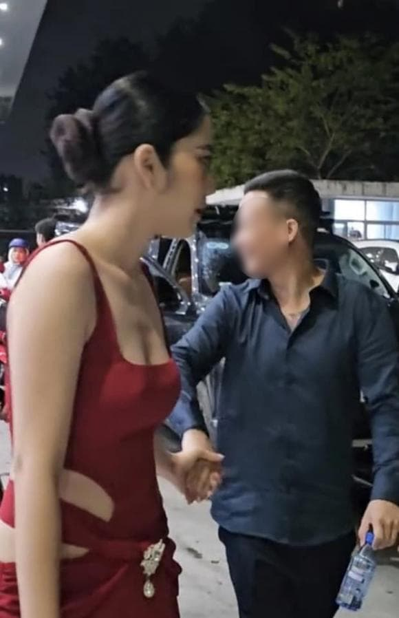 Nam Em lộ diện cùng chồng sắp cưới, thoải mái thể hiện tình cảm, 1 chi tiết nói lên tất cả - Hình 2