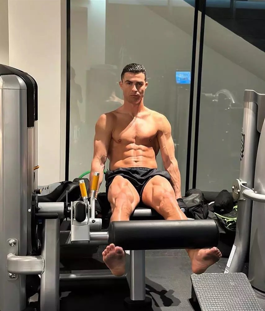 Ronaldo ăn thua với Messi trên sân cỏ chưa đủ, giờ lên MXH đối đầu cực gắt - Hình 3