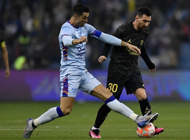 Ronaldo ăn thua với Messi trên sân cỏ chưa đủ, giờ lên MXH đối đầu cực gắt - Hình 1
