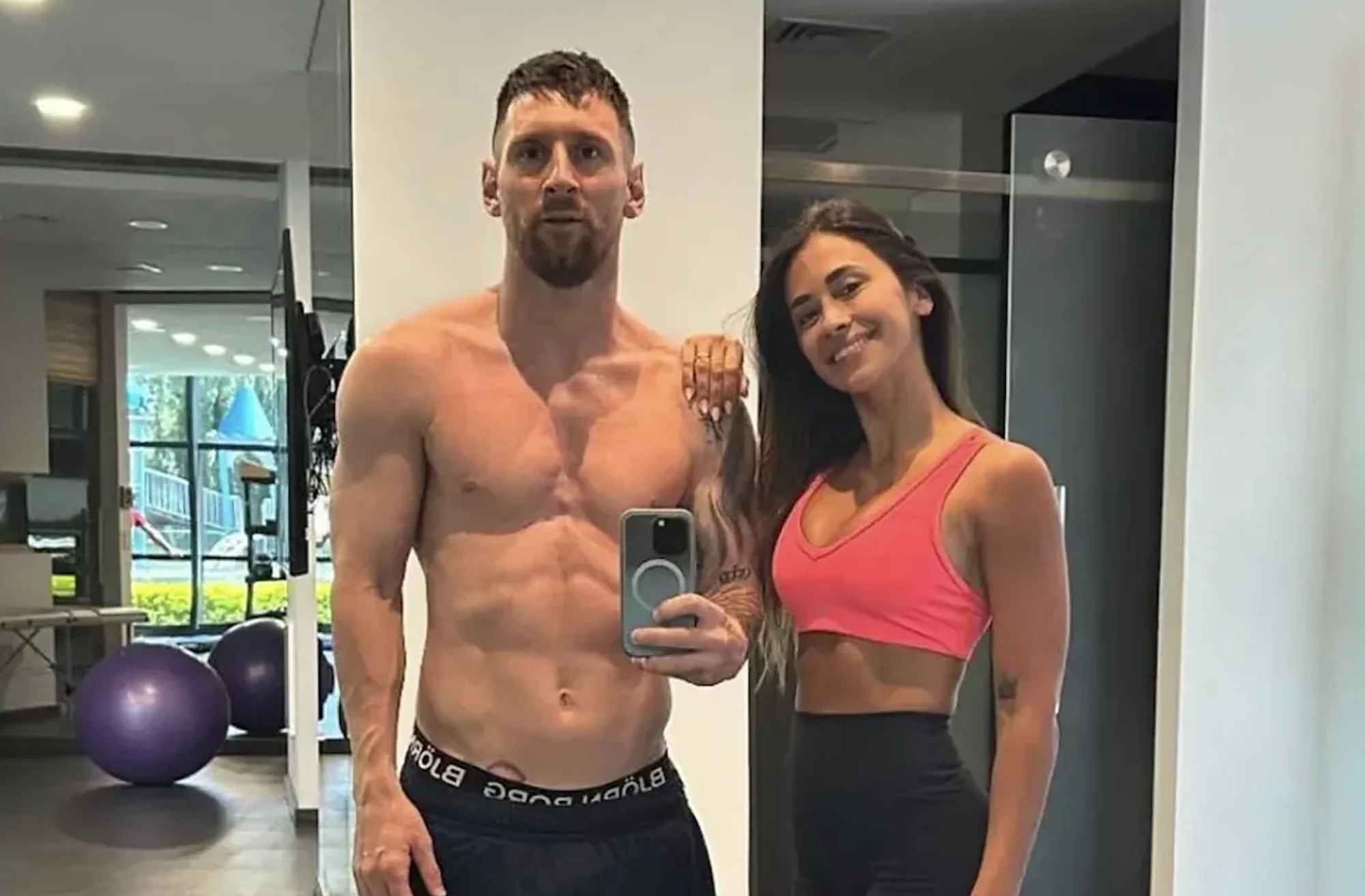 Ronaldo ăn thua với Messi trên sân cỏ chưa đủ, giờ lên MXH đối đầu cực gắt - Hình 2