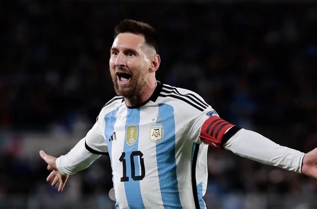 Ronaldo ăn thua với Messi trên sân cỏ chưa đủ, giờ lên MXH đối đầu cực gắt - Hình 4