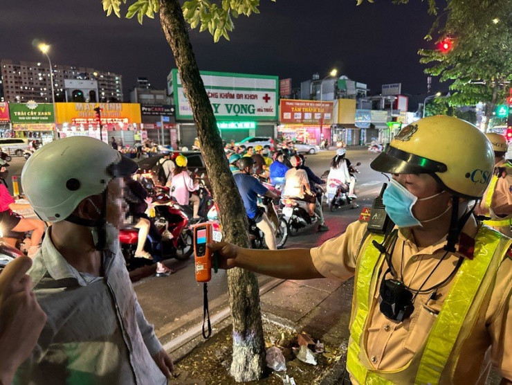 Bị cảnh sát giao thông bắt vì vi phạm nồng độ cồn, bỏ xe chạy lấy người - Hình 2