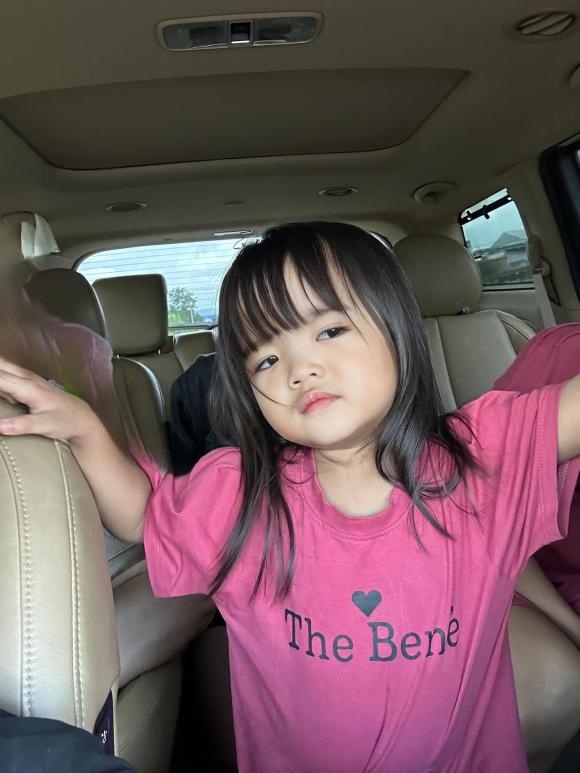 Ái nữ nhà Mạc Văn Khoa từng bị chê ngoại hình vì sinh non, nay diện mạo thay đổi bất ngờ ở tuổi mới - Hình 3