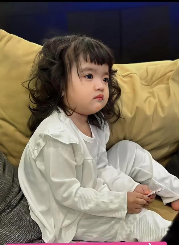 Ái nữ nhà Mạc Văn Khoa từng bị chê ngoại hình vì sinh non, nay diện mạo thay đổi bất ngờ ở tuổi mới - Hình 10