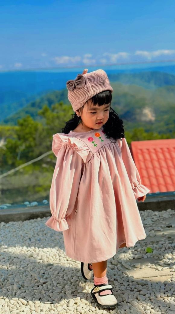 Ái nữ nhà Mạc Văn Khoa từng bị chê ngoại hình vì sinh non, nay diện mạo thay đổi bất ngờ ở tuổi mới - Hình 4