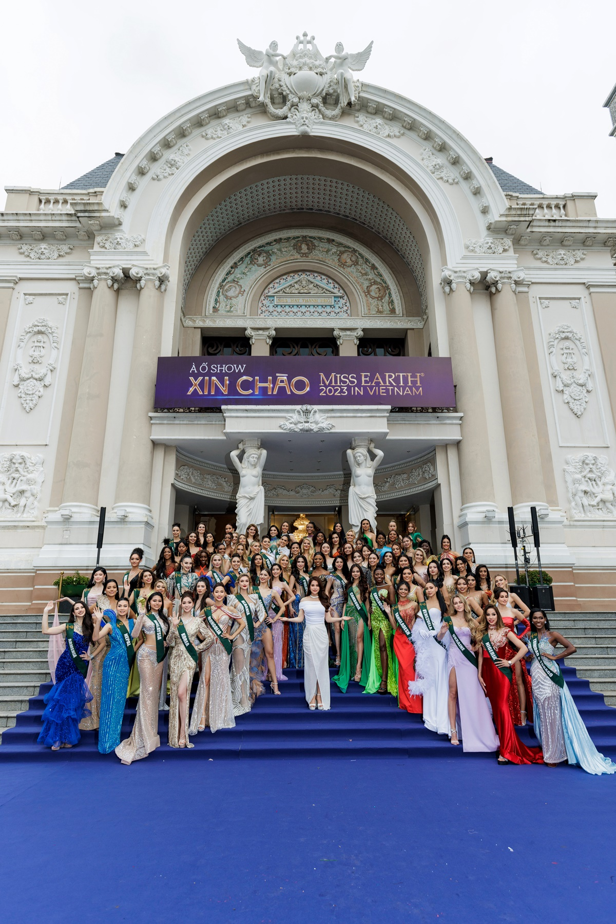 Miss Earth 2023: Lan Anh gặp sự cố trên thảm đỏ lập tức bị đối thủ thừa cơ hội vượt mặt - Hình 1