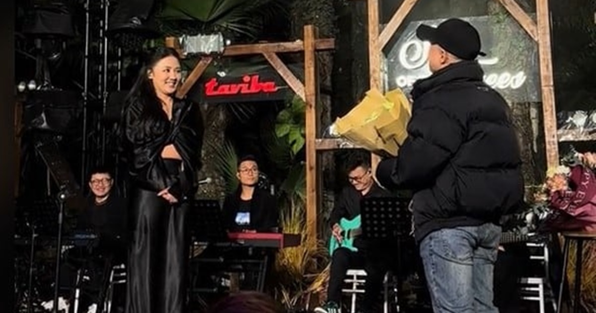 Văn Mai Hương bất ngờ được chàng trai mang hoa đến cầu hôn trên sân khấu, danh tính người ấy là ai? - Hình 7