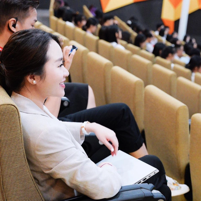 Bà xã Lương Xuân Trường bị soi nhan sắc thật qua cam thường, làn da chiếm spotlight, CĐM rần rần - Hình 5