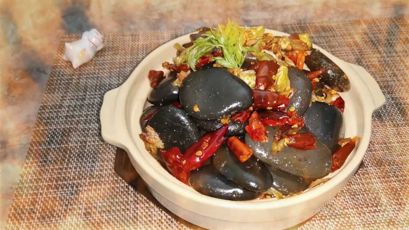 Độc lạ ẩm thực đường phố Trung Hoa, nổi rần rần với Đá Lạnh Nướng và Sỏi Đá Xào Ớt - Hình 5