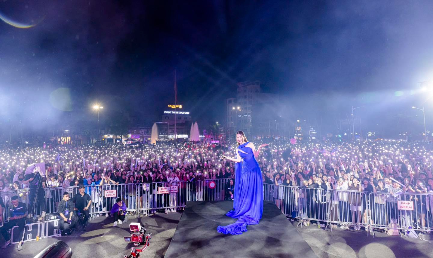 Hòa Minzy gây xôn xao CĐM sau một show diễn, lộ diện nhan sắc và giọng hát ngoài đời thật - Hình 2