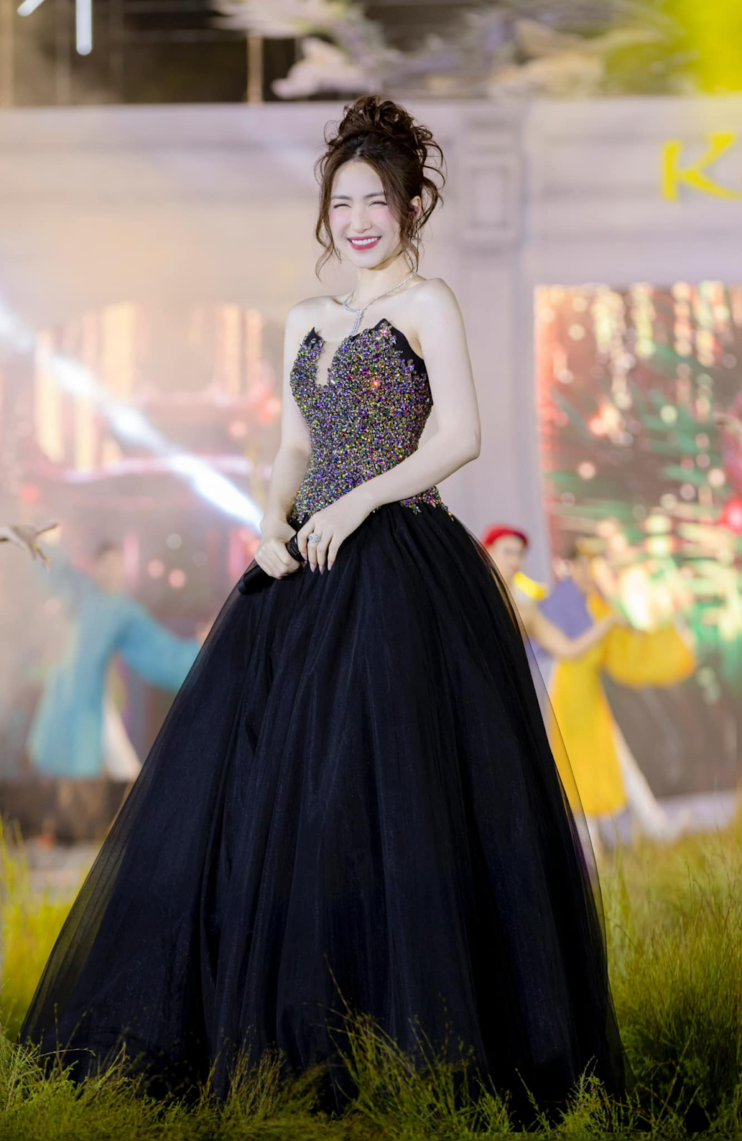 Hòa Minzy gây xôn xao CĐM sau một show diễn, lộ diện nhan sắc và giọng hát ngoài đời thật - Hình 7