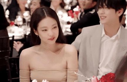 Jennie (BLACKPINK) và hai trạng thái trái ngược cạnh idol nam: Visual nét căng cùng em trai BTS lại gây sốt! - Hình 6