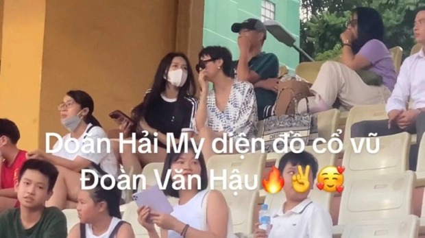 Mẹ Doãn Hải My lấn át con gái, cầm túi hiệu ra sân bóng ủng hộ con rể, điều gây chú ý lại là thứ này - Hình 2