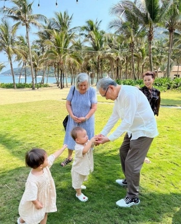 Bố mẹ chồng Hồ Ngọc Hà từ Thụy Điển sang Việt Nam thăm cháu, phản ứng của cặp sinh đôi gây sốt - Hình 10