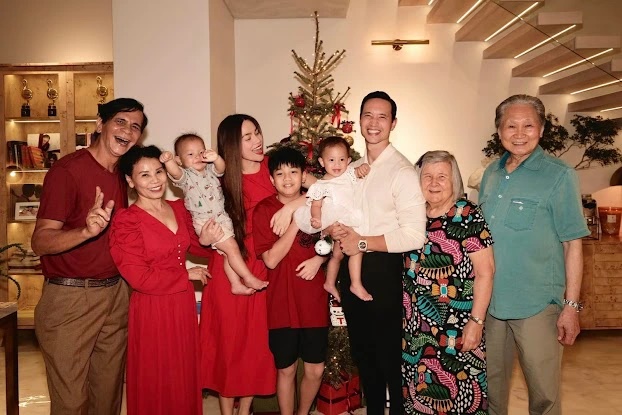 Bố mẹ chồng Hồ Ngọc Hà từ Thụy Điển sang Việt Nam thăm cháu, phản ứng của cặp sinh đôi gây sốt - Hình 7
