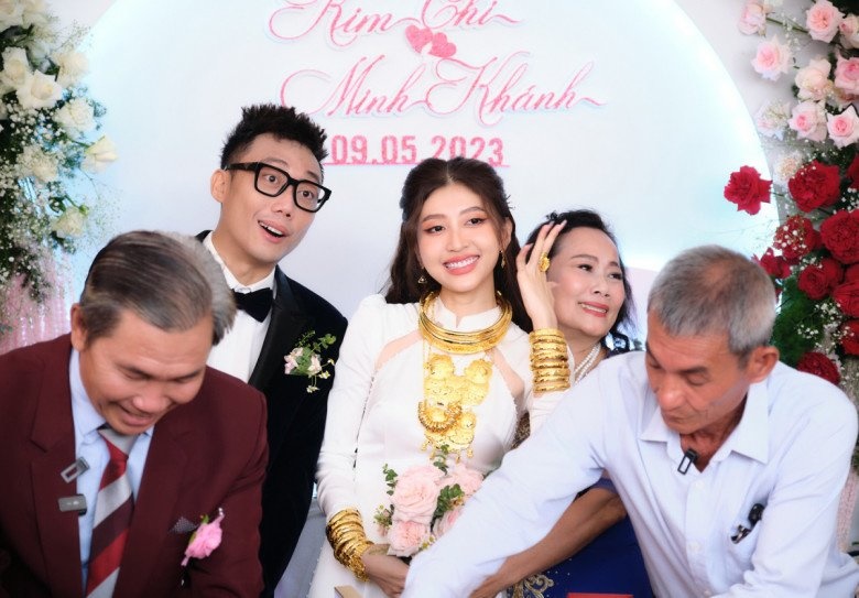 Cô dâu flex vàng cưới khủng tính bằng kg, dân tình xuýt xoa ồ ạt vào xin vía - Hình 2