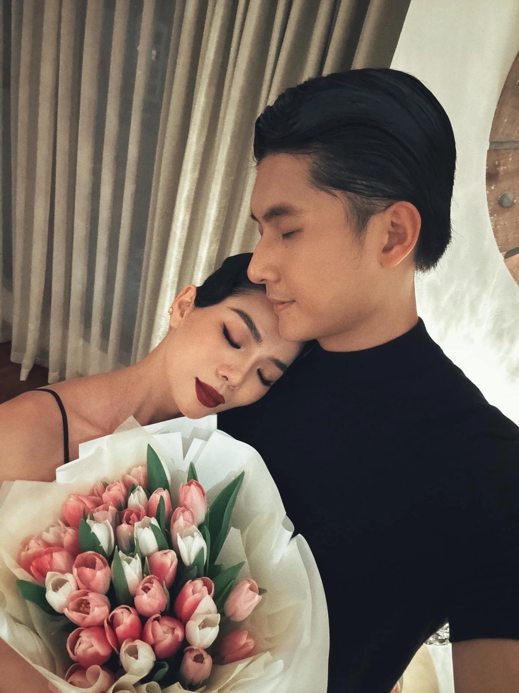 Lâm Bảo Châu lộ phản ứng lạ khi ngồi cạnh nghe Lệ Quyên hát karaoke cùng hội bạn - Hình 8
