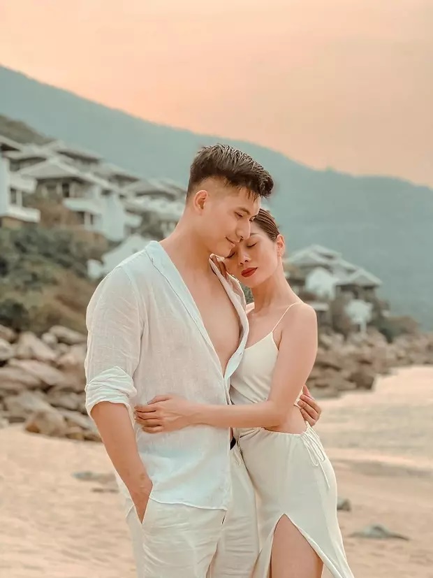 Lâm Bảo Châu lộ phản ứng lạ khi ngồi cạnh nghe Lệ Quyên hát karaoke cùng hội bạn - Hình 7