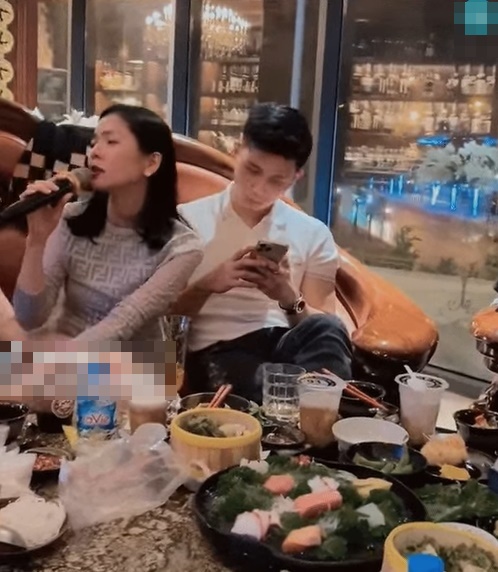 Lâm Bảo Châu lộ phản ứng lạ khi ngồi cạnh nghe Lệ Quyên hát karaoke cùng hội bạn - Hình 2