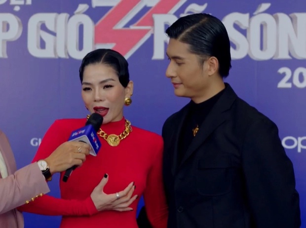 Lâm Bảo Châu lộ phản ứng lạ khi ngồi cạnh nghe Lệ Quyên hát karaoke cùng hội bạn - Hình 5