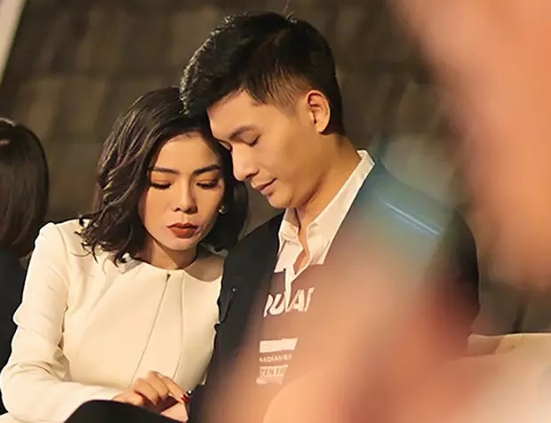 Lâm Bảo Châu lộ phản ứng lạ khi ngồi cạnh nghe Lệ Quyên hát karaoke cùng hội bạn - Hình 3
