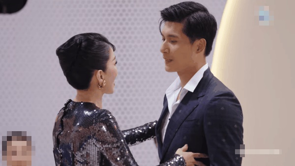 Lâm Bảo Châu lộ phản ứng lạ khi ngồi cạnh nghe Lệ Quyên hát karaoke cùng hội bạn - Hình 4