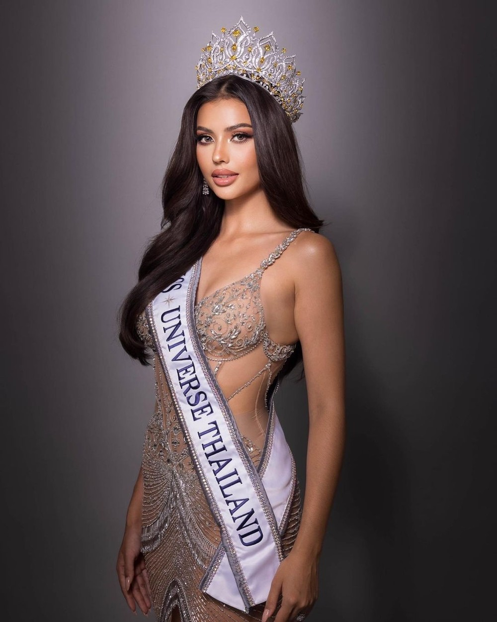 Á hậu 1 Miss Universe - Anntonia Porsild vừa về Thái đã gặp sự cố, ngượng chín mặt lộ 1 thứ khó coi - Hình 6