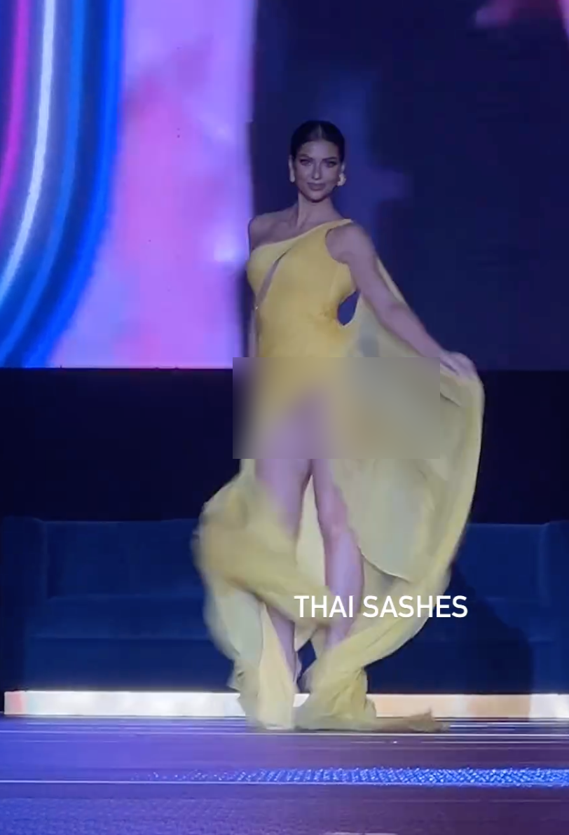 Á hậu 1 Miss Universe - Anntonia Porsild vừa về Thái đã gặp sự cố, ngượng chín mặt lộ 1 thứ khó coi - Hình 1