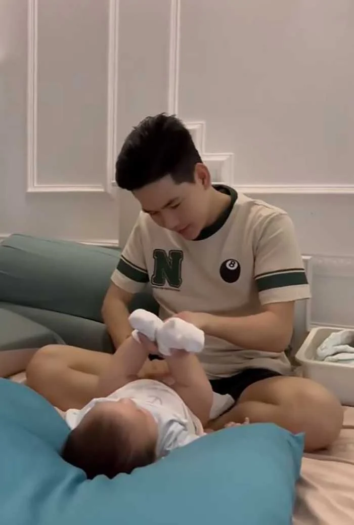 Hà Trí Quang - Thanh Đoàn thức sáng đêm trông con, không dám thuê giúp việc, netizen góp ý 1 điều - Hình 4