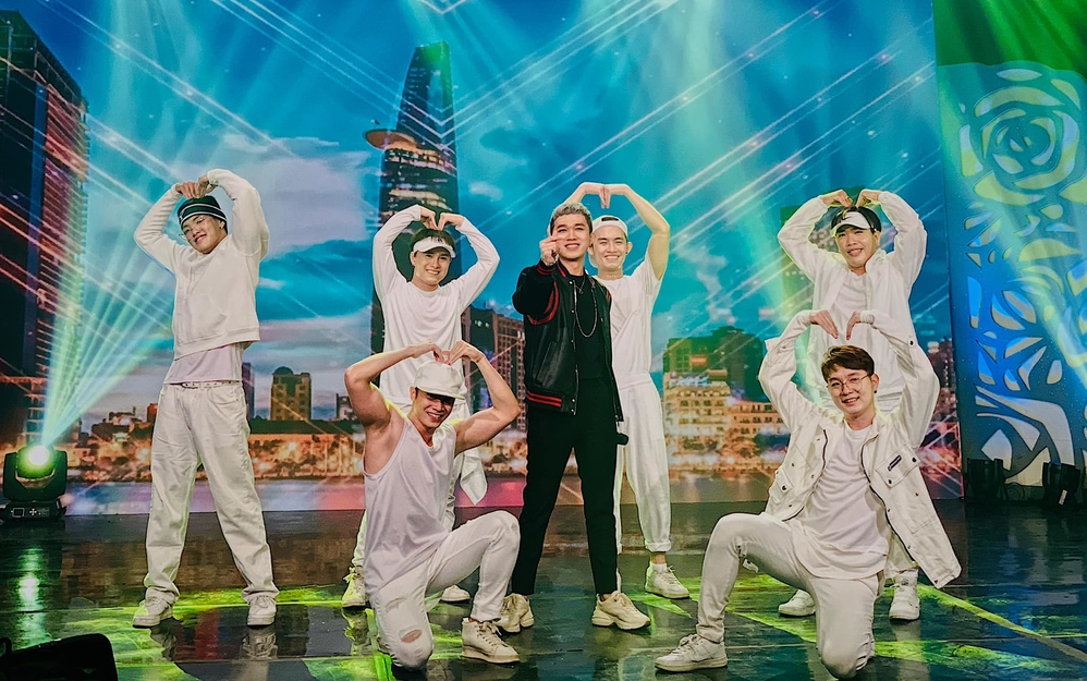 Minh Xù - Chàng MC điển trai phủ sóng gameshow truyền hình và tin đồn hẹn hò đồng nghiệp nam - Hình 3